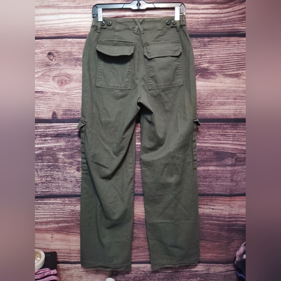 Universal Threads Women's Army Green Boot cut HW Cargo Pants In Size 2! - Picture 4 of 6